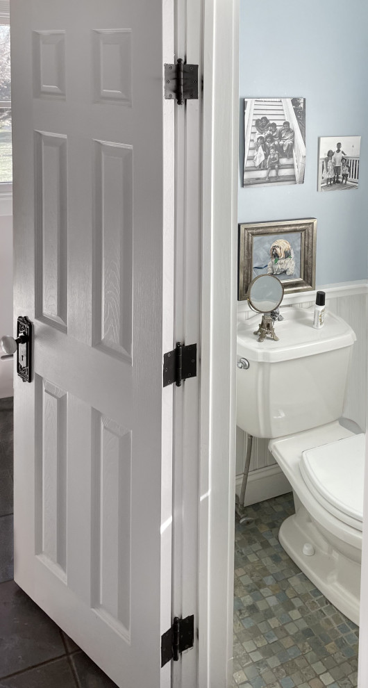 Пример оригинального дизайна: ванная комната среднего размера в стиле неоклассика (современная классика) с душем в нише, унитазом-моноблоком, белой плиткой, плиткой кабанчик, синими стенами, полом из сланца, раковиной с пьедесталом, серым полом, душем с распашными дверями, нишей, тумбой под одну раковину и панелями на стенах