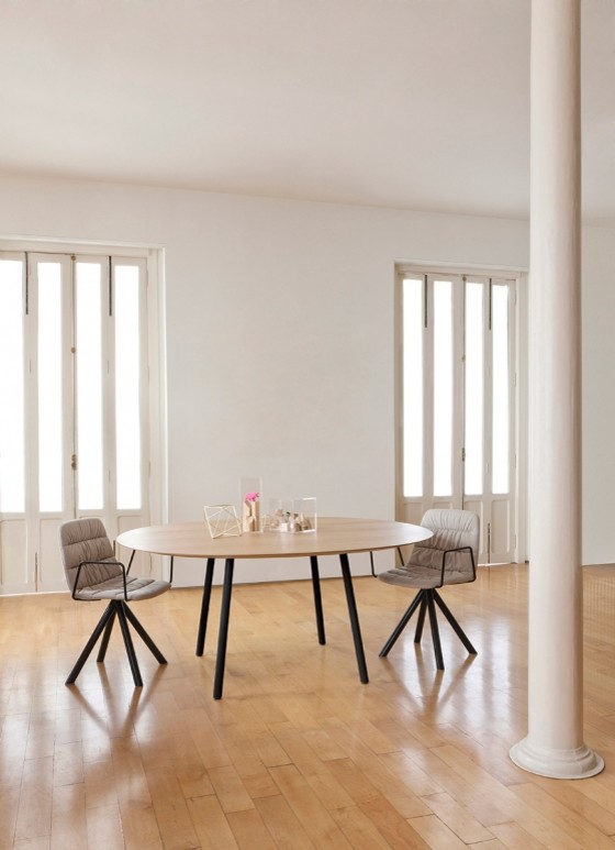 Ejemplo de comedor escandinavo de tamaño medio abierto sin chimenea con paredes blancas y suelo de madera en tonos medios