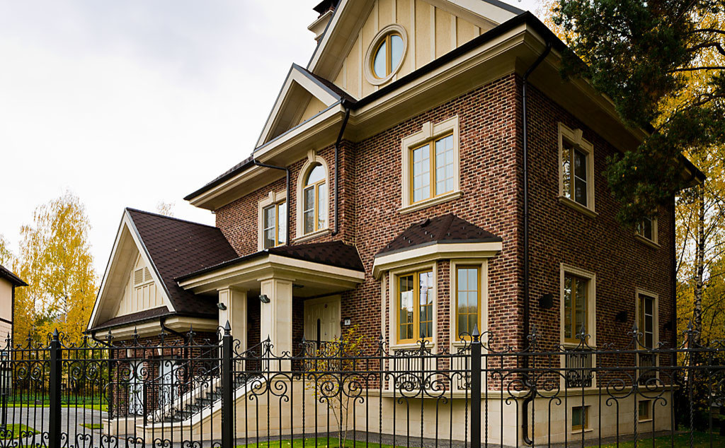 Реконструкция частного дома. Главный фасад.