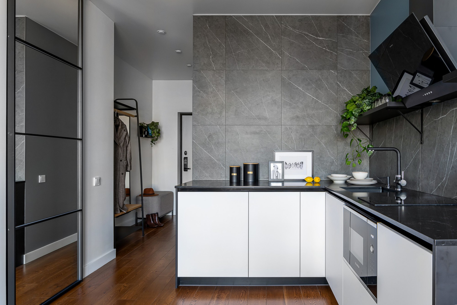 Яркий универсальный интерьер квартиры для сдачи в аренду