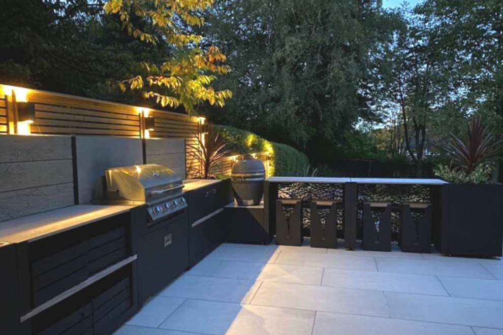 Идея дизайна: большой двор на заднем дворе в современном стиле с летней кухней и покрытием из каменной брусчатки без защиты от солнца