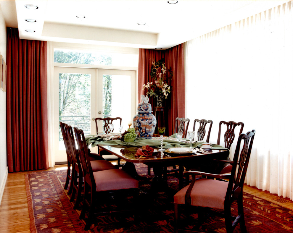 На фото: кухня-столовая среднего размера в стиле неоклассика (современная классика) с желтыми стенами, полом из бамбука, коричневым полом и кессонным потолком с