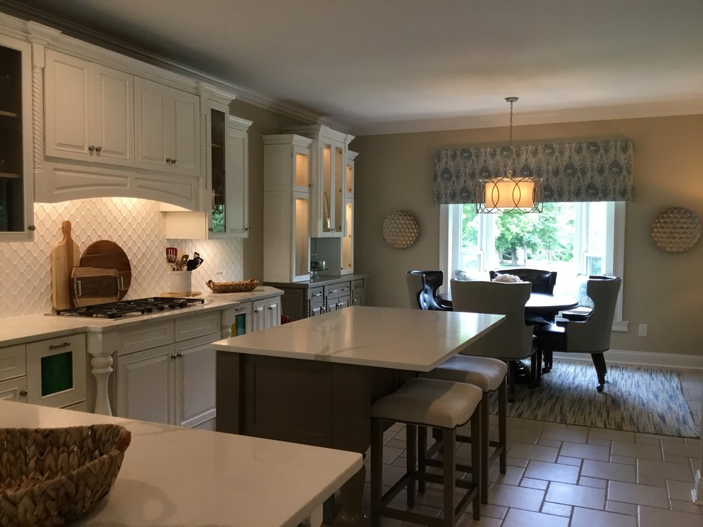 Transitional home design photo in Cincinnati