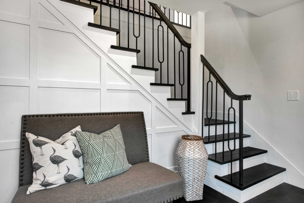 Example of a transitional entryway design in Los Angeles