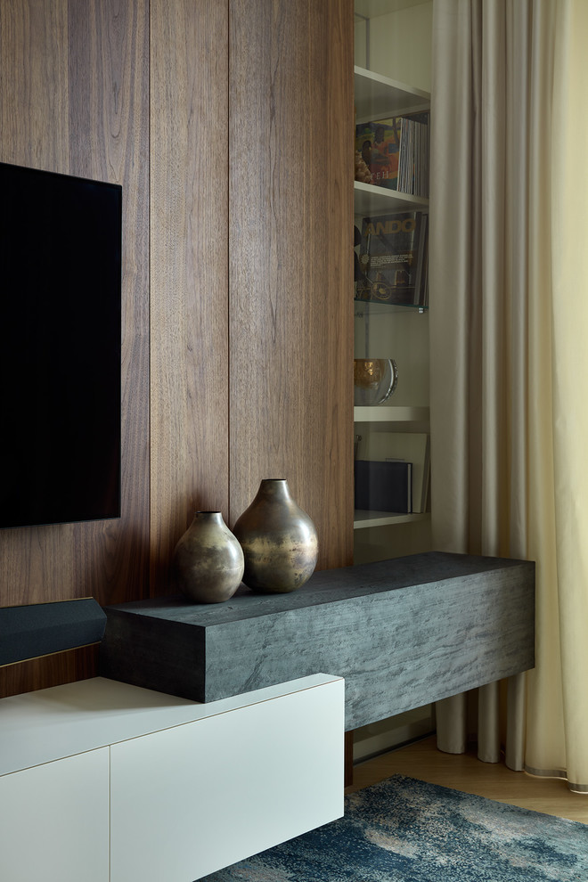 На фото: парадная, открытая гостиная комната в современном стиле с белыми стенами и телевизором на стене с