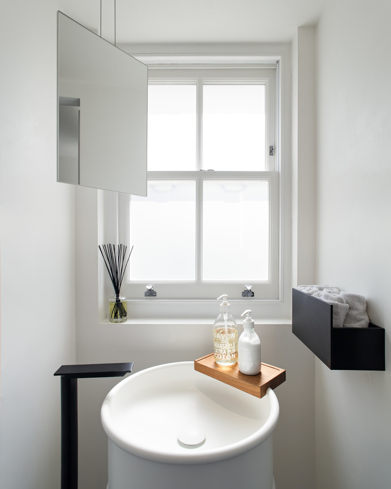 Photo of a contemporary bathroom in London.