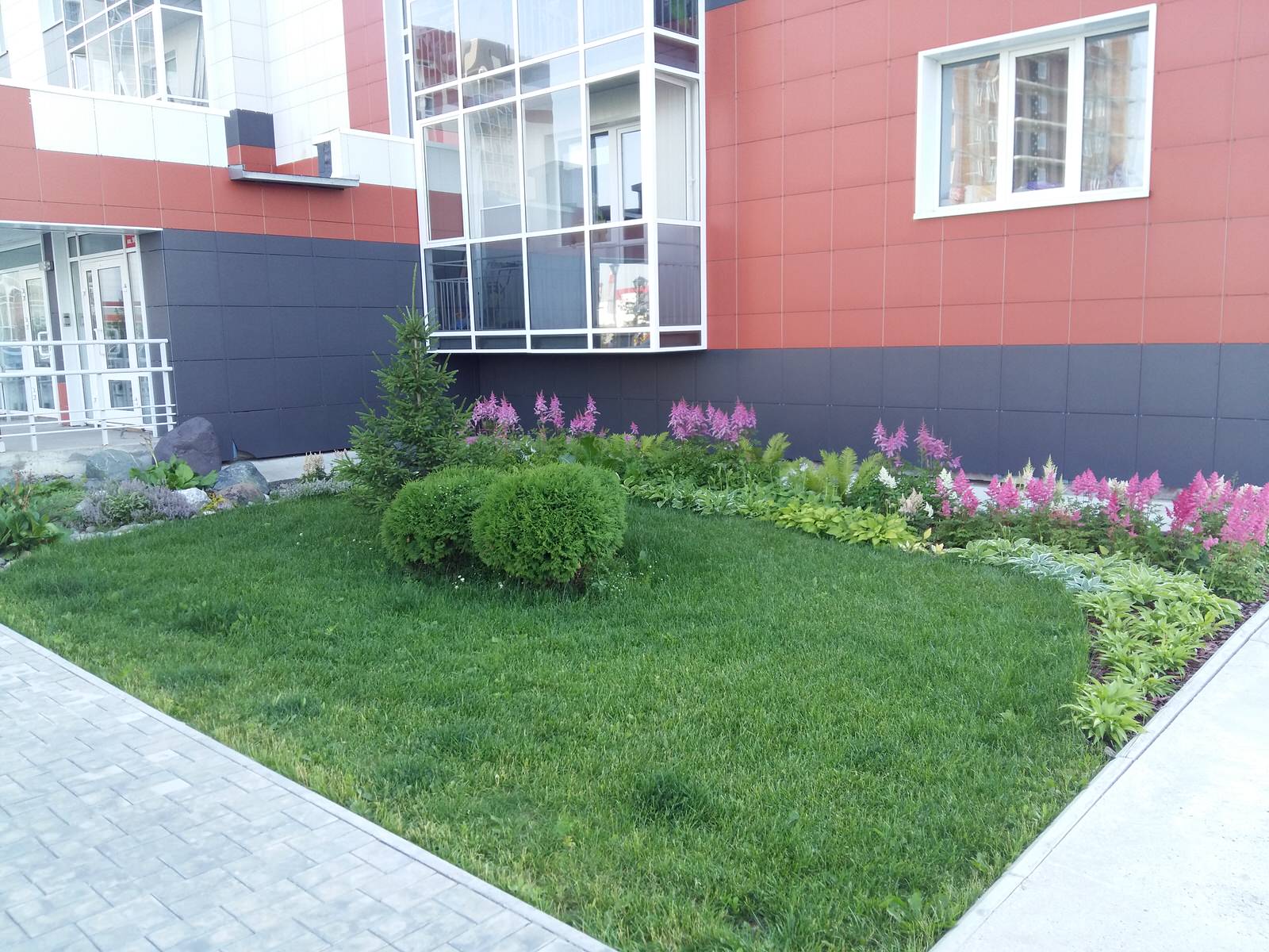 Красота у подъезда