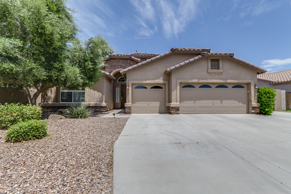 Example of a transitional home design design in Phoenix