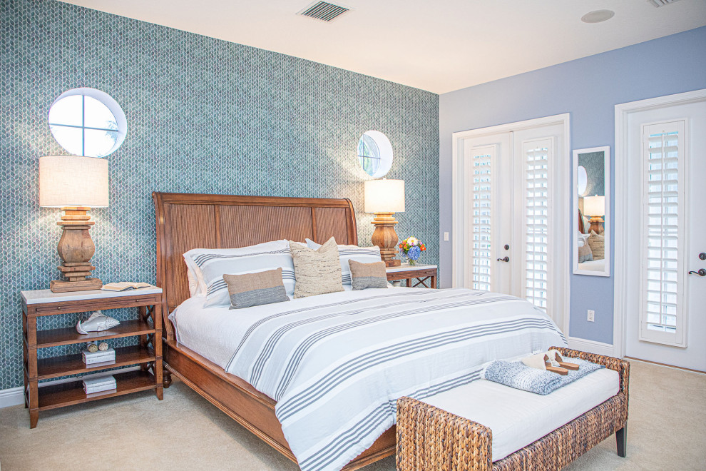 Esempio di una camera degli ospiti stile marino di medie dimensioni con pareti multicolore, nessun camino, moquette, pavimento beige e carta da parati