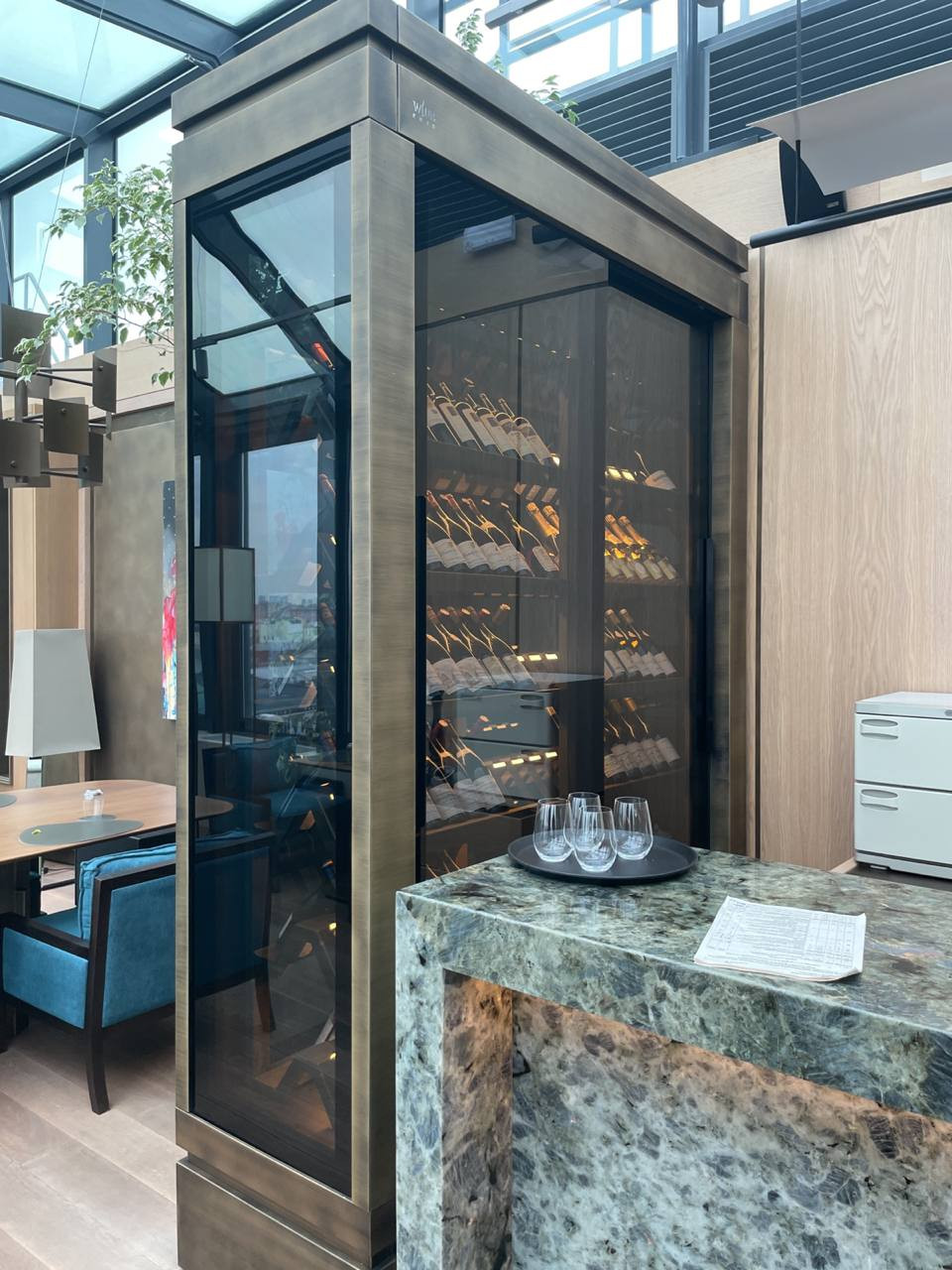 Винная витрина для ресторана на заказ