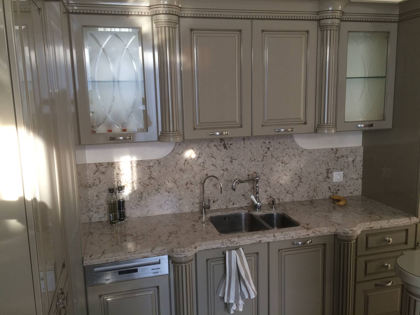 сттолешница из кварцевого агломерата