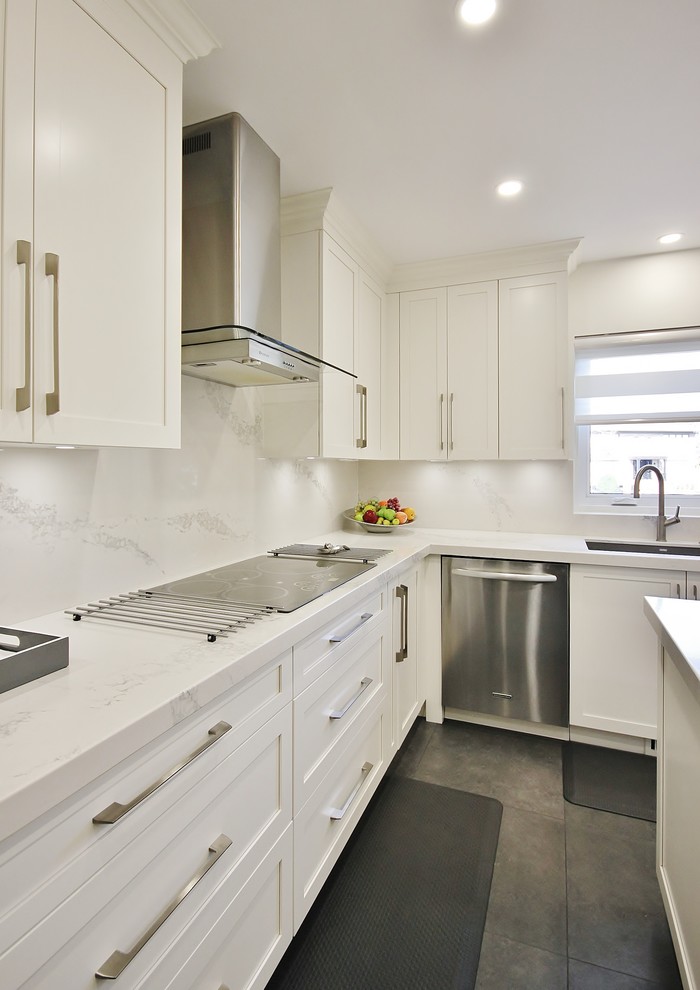 Inspiration for a large modern l-shaped eat-in kitchen in Montreal with an undermount sink, shaker cabinets, white cabinets, quartzite benchtops, white splashback, stone slab splashback, stainless steel appliances, ceramic floors, with island, grey floor and white benchtop.