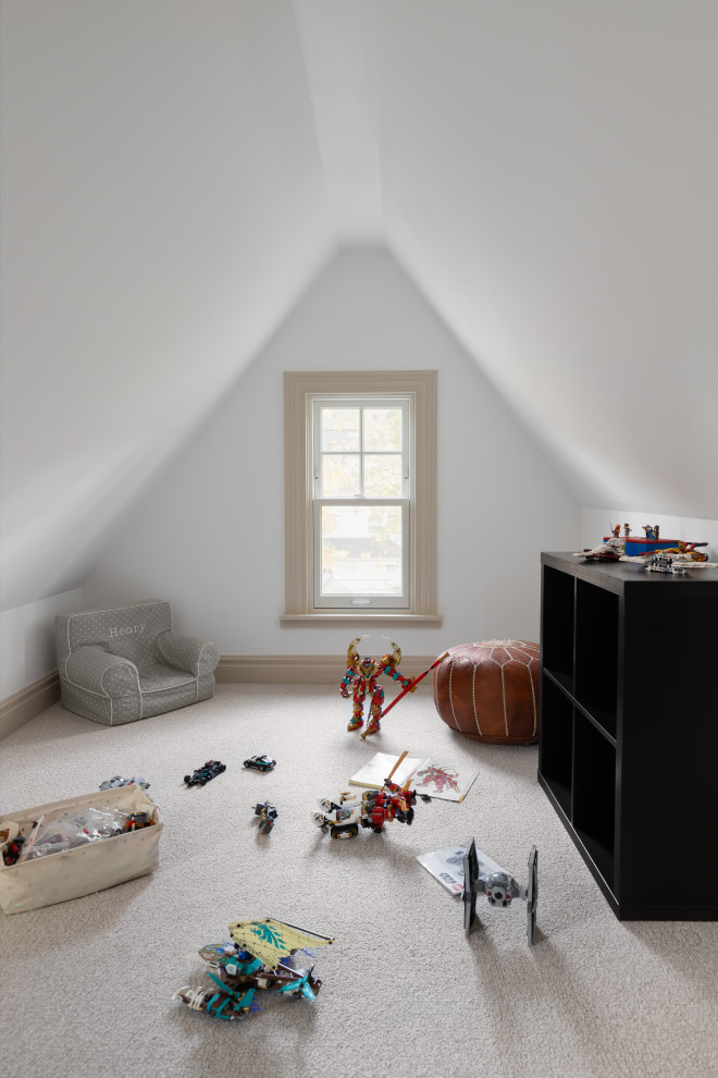 Diseño de dormitorio infantil minimalista grande con paredes blancas, moqueta y suelo beige