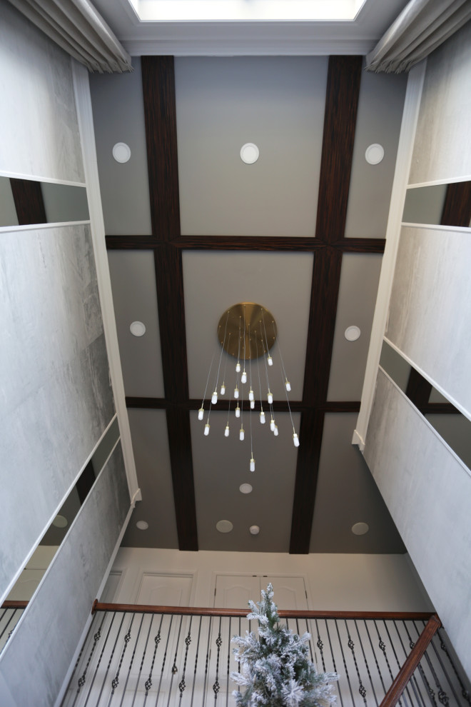 Foto di un ingresso o corridoio design di medie dimensioni con pareti bianche, pavimento in legno massello medio e pavimento marrone