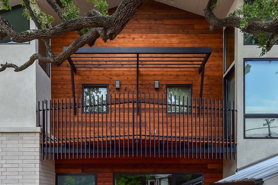 Photo of a mid-sized midcentury balcony in Austin with an awning.