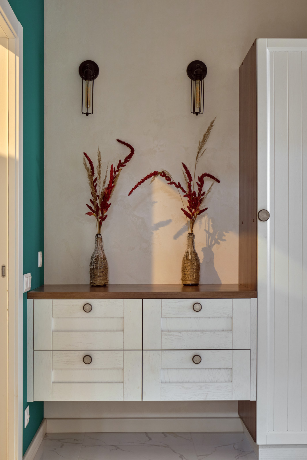 Яркий аутентичный интерьер, создающий иллюзию загородного дома