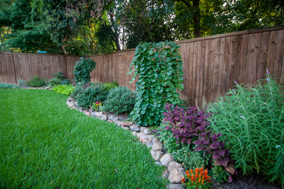 Inspiration for a mid-sized transitional backyard full sun formal garden in Dallas with with flowerbed.
