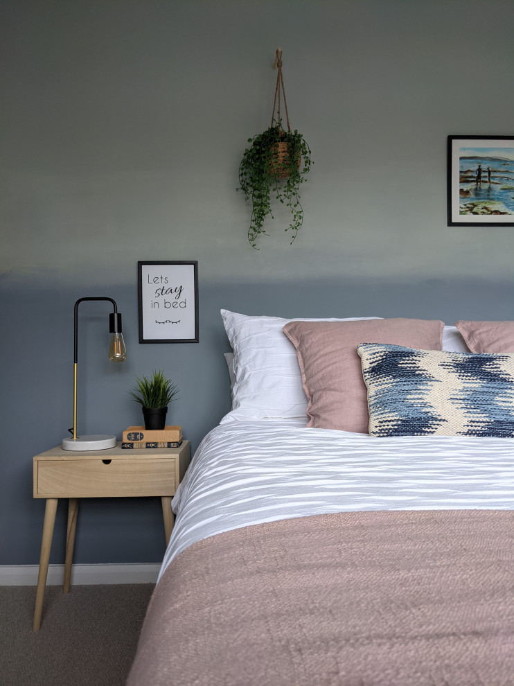 На фото: спальня среднего размера в стиле ретро с зелеными стенами, ковровым покрытием и бежевым полом