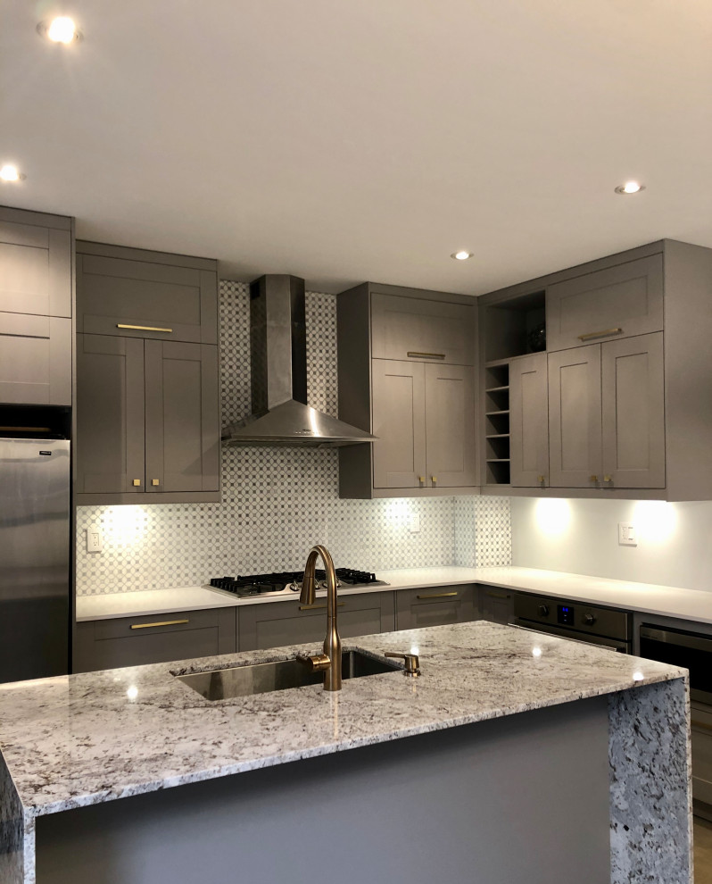 Example of a mid-sized trendy l-shaped light wood floor and gray floor eat-in kitchen design in Toronto with an undermount sink, shaker cabinets, gray cabinets, marble countertops, multicolored backsplash, marble backsplash, stainless steel appliances, an island and white countertops
