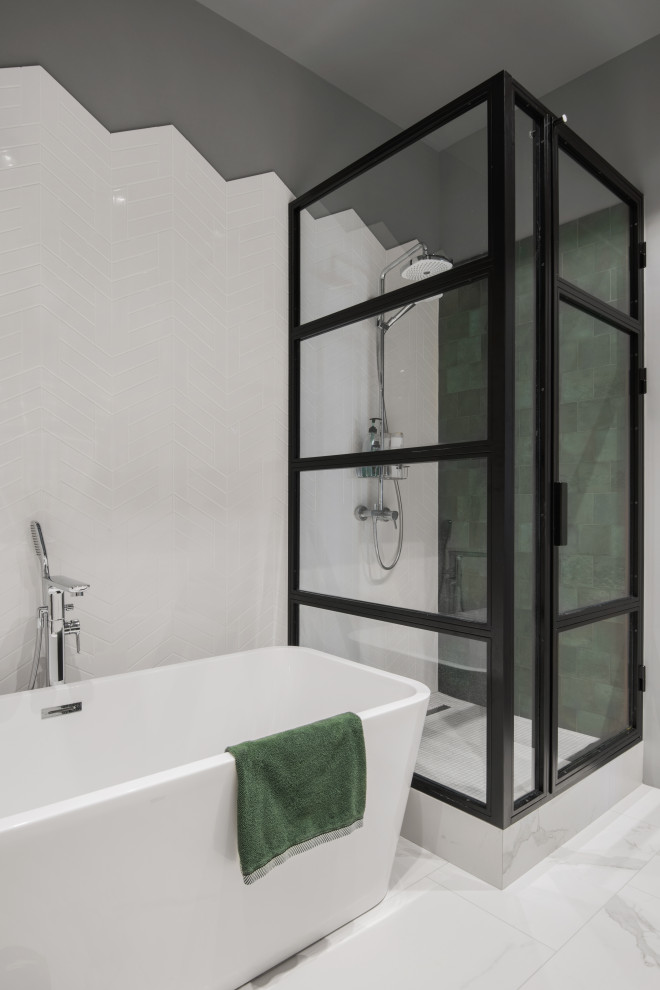 Пример оригинального дизайна: маленькая ванная комната: освещение в стиле лофт с зеленой плиткой, керамической плиткой, белыми стенами, полом из керамогранита и белым полом для на участке и в саду