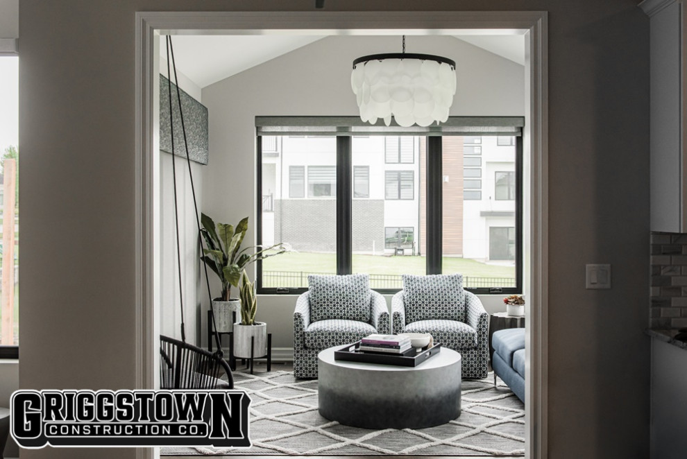 Esempio di un grande soggiorno minimalista aperto con sala formale, pareti grigie, pavimento in vinile, nessuna TV e pavimento marrone