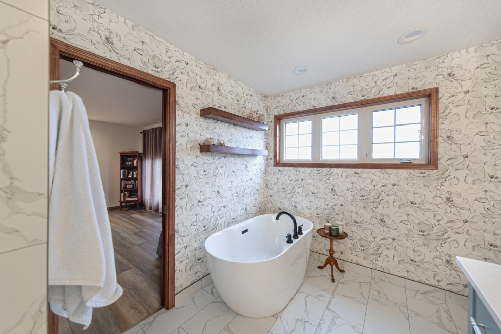 Свежая идея для дизайна: главная ванная комната среднего размера в классическом стиле с фасадами с утопленной филенкой, синими фасадами, отдельно стоящей ванной, душем в нише, унитазом-моноблоком, разноцветной плиткой, керамической плиткой, белыми стенами, полом из керамической плитки, врезной раковиной, столешницей из искусственного кварца, разноцветным полом, душем с распашными дверями, желтой столешницей, сиденьем для душа, тумбой под две раковины и подвесной тумбой - отличное фото интерьера