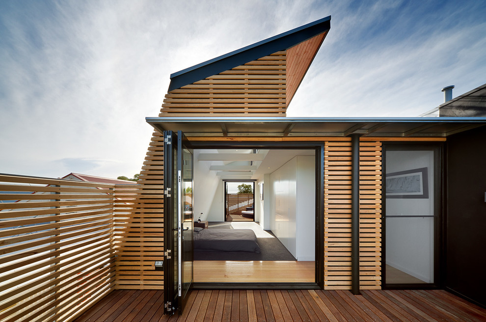 Photo of a small modern rooftop deck in Melbourne with an awning.