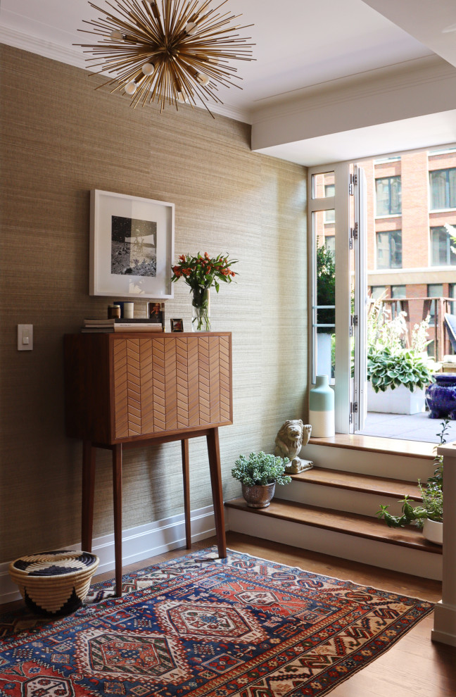 Exemple d'un petit bureau tendance avec un mur beige, un sol en bois brun, un bureau indépendant, un sol marron et du papier peint.
