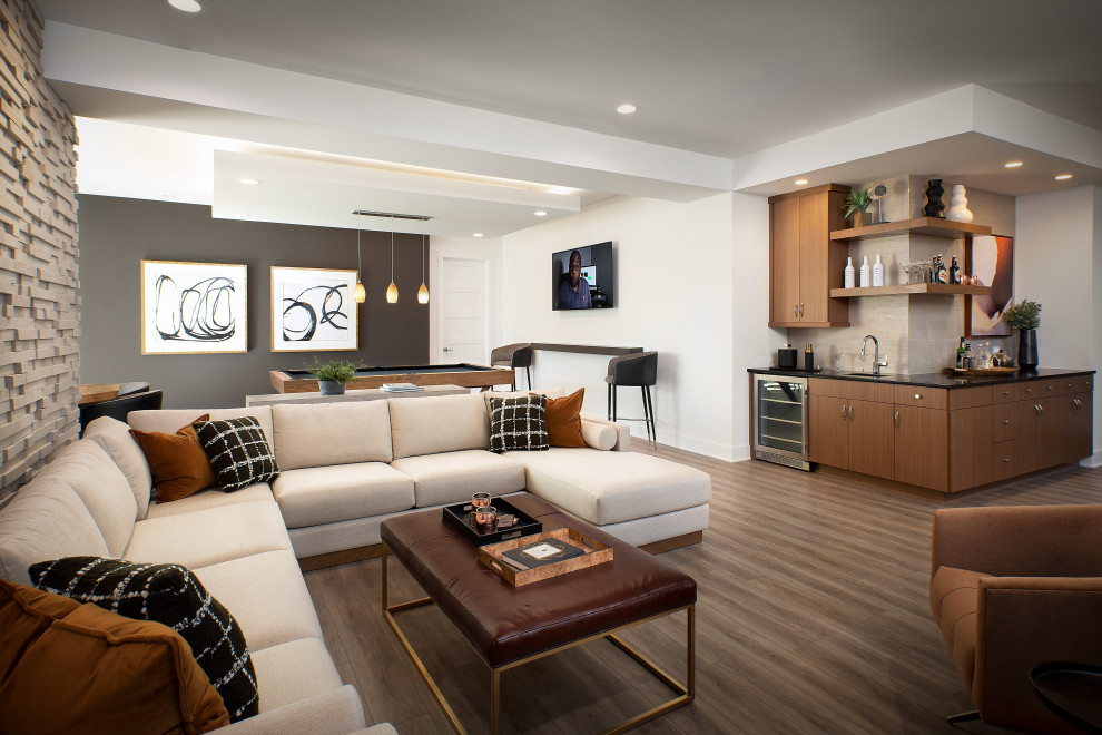 Foto di un grande soggiorno minimal chiuso con sala giochi, pareti bianche, pavimento in legno massello medio, parete attrezzata e soffitto ribassato
