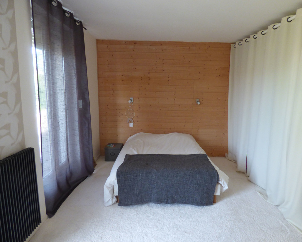 This is an example of a mid-sized contemporary bedroom in Rennes with white walls, carpet and white floor.