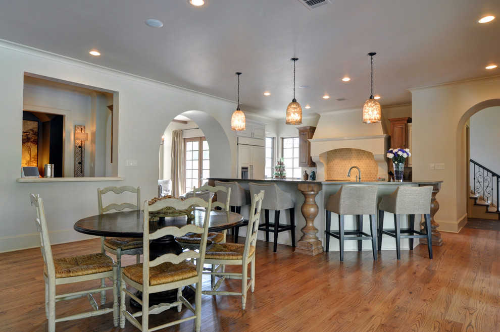 Example of a transitional home design design in Dallas