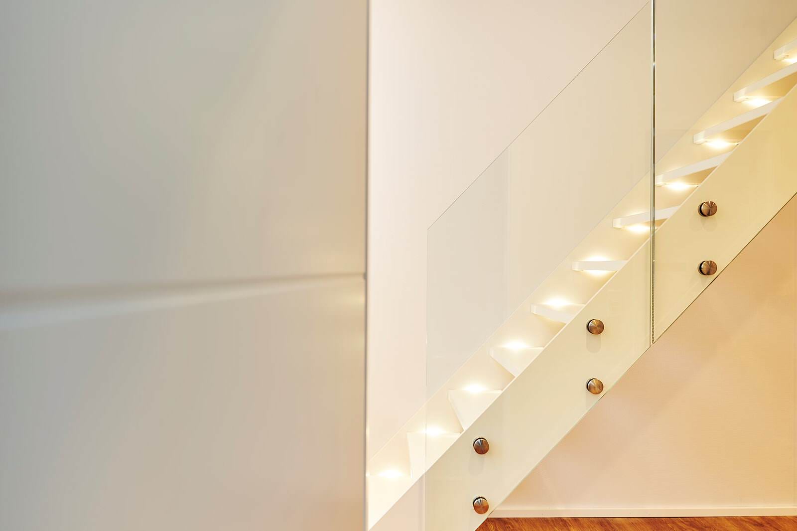 Лестница на тетиве со стеклянным ограждением