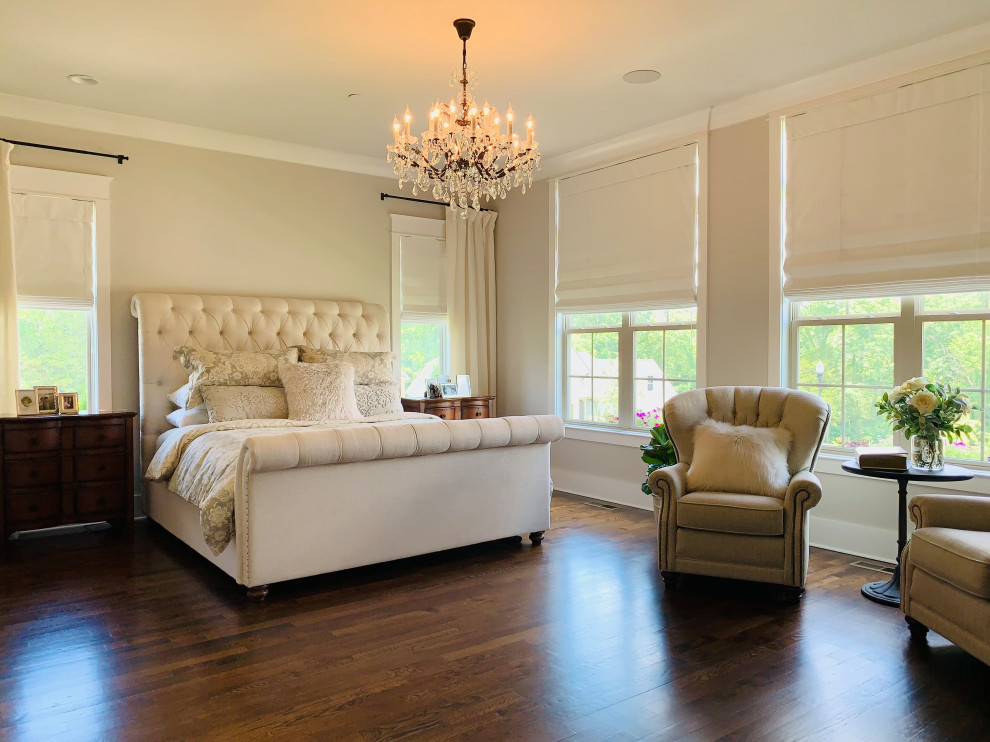 Foto di un'ampia camera matrimoniale stile americano con pareti beige, parquet scuro e pavimento marrone