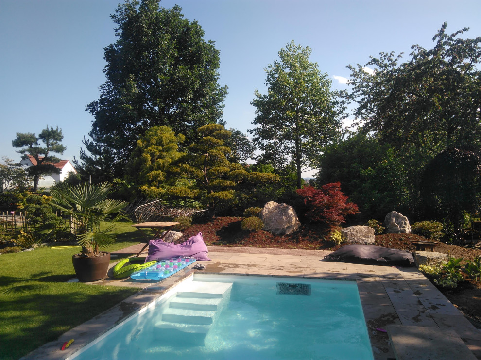 Kleiner Asiatischer Pool neben dem Haus in rechteckiger Form mit Pool-Gartenbau und Natursteinplatten in Sonstige