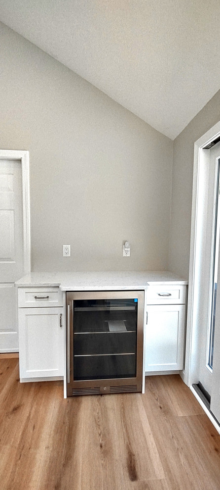 Kitchen & Dining Area Banquett Seated Island Soloution with a splash of color.
