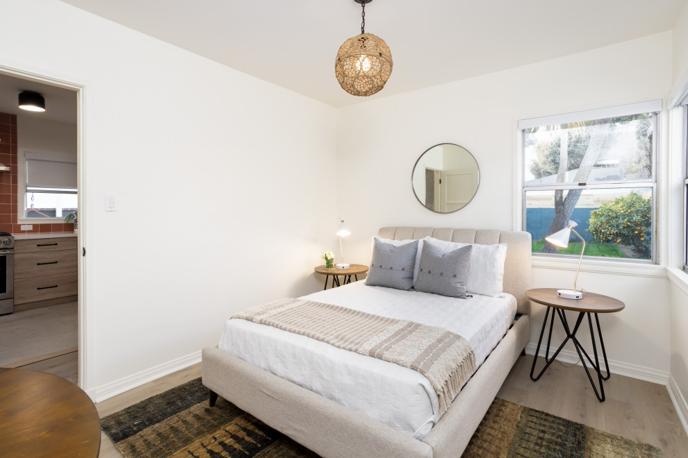 Aménagement d'une petite chambre d'amis campagne avec un mur blanc, un sol en vinyl et un sol beige.