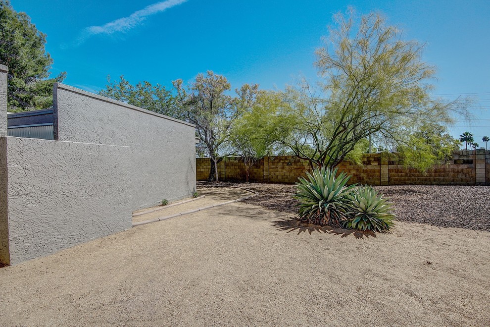 Home design - rustic home design idea in Phoenix