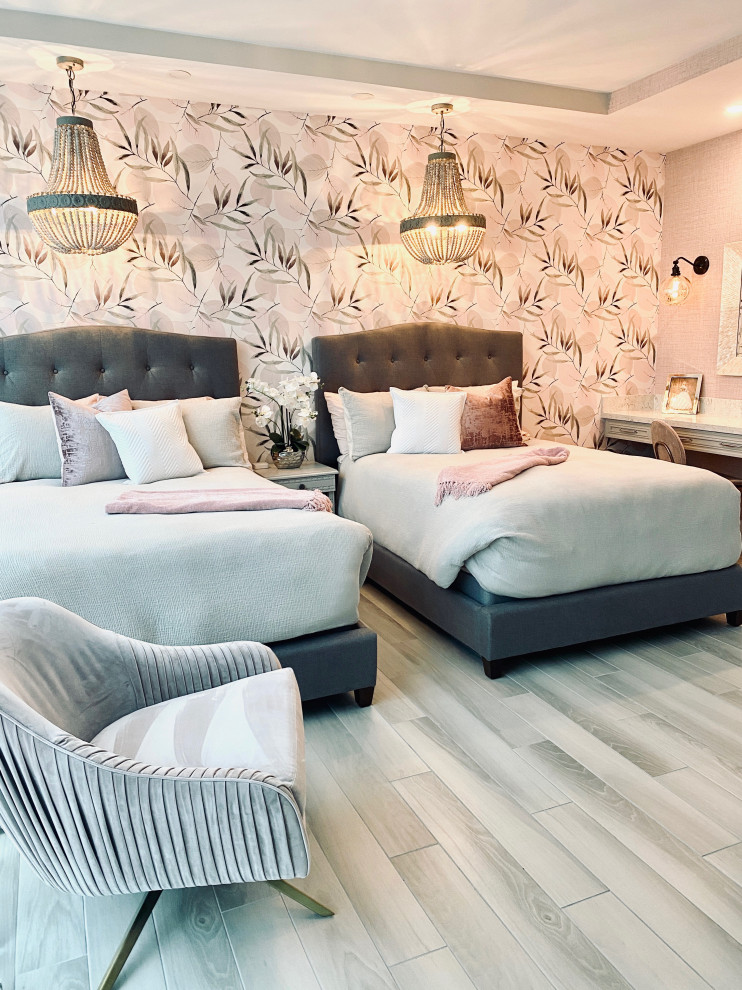 Источник вдохновения для домашнего уюта: гостевая спальня среднего размера, (комната для гостей) в стиле неоклассика (современная классика) с розовыми стенами, полом из керамогранита, серым полом и обоями на стенах