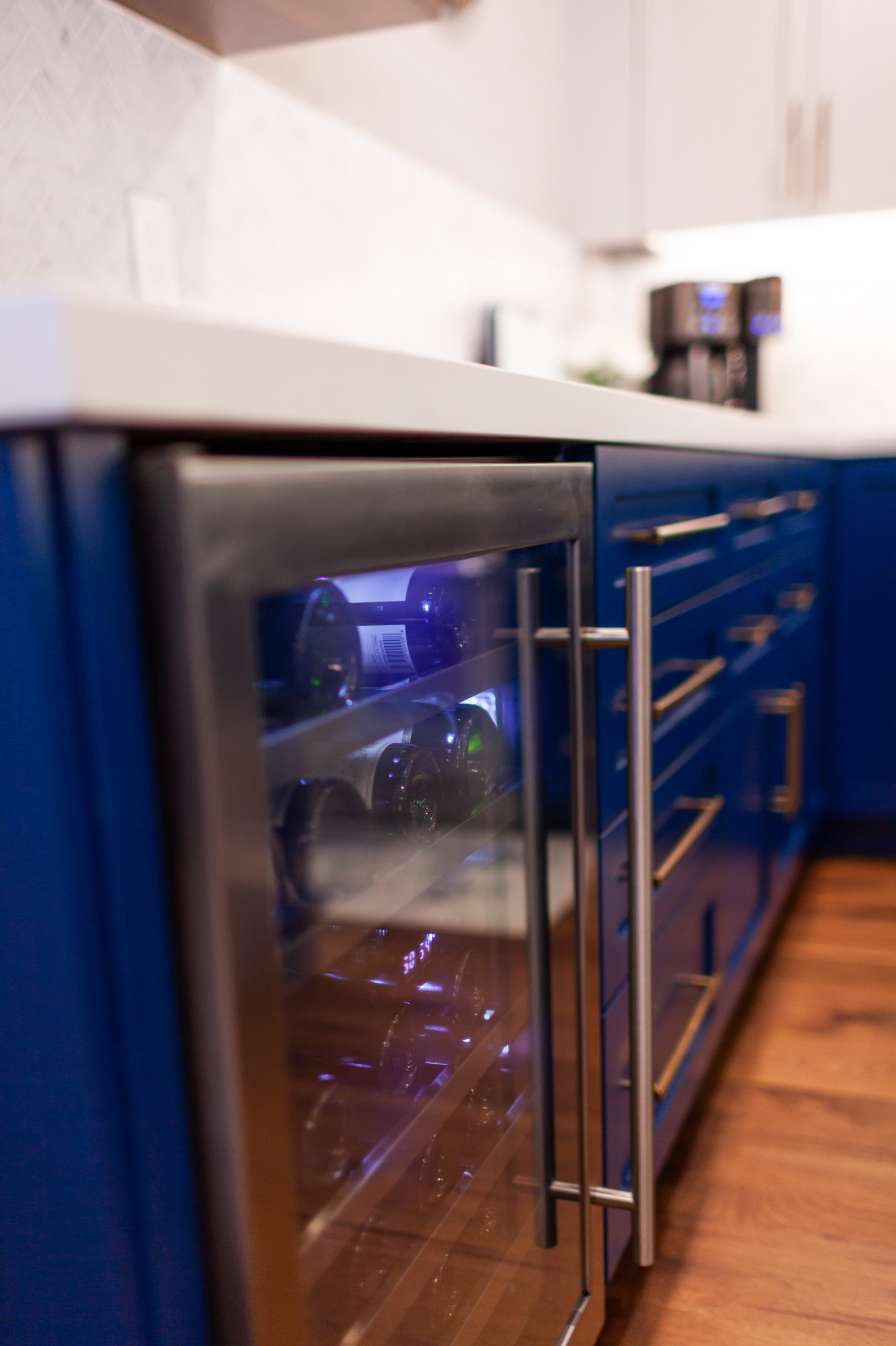 Stunning Kitchen w Blue Island