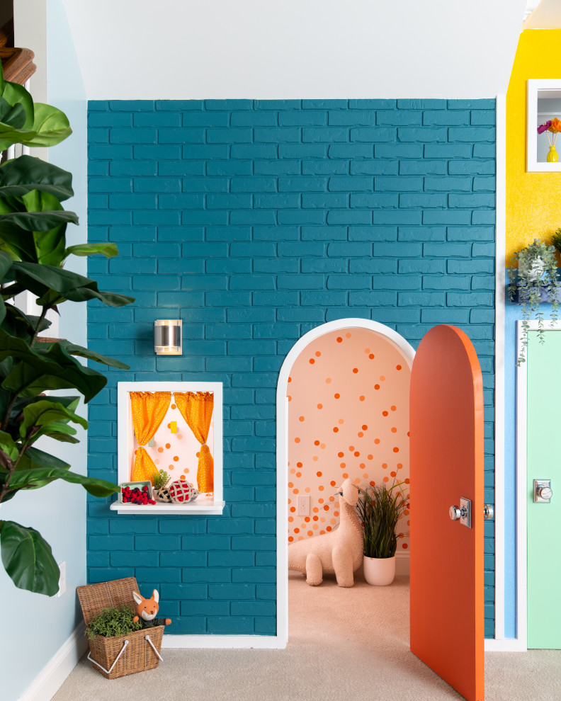 Ispirazione per una cameretta per bambini da 1 a 3 anni contemporanea con pareti blu, moquette, pavimento beige e pareti in mattoni
