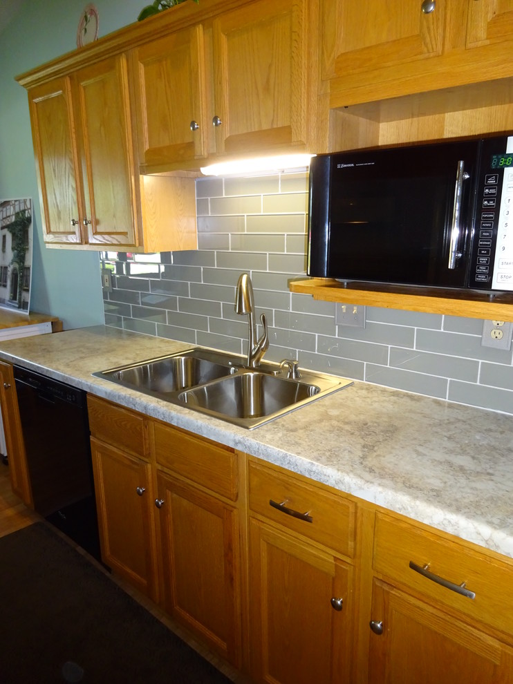 Example of a transitional home design design in Chicago