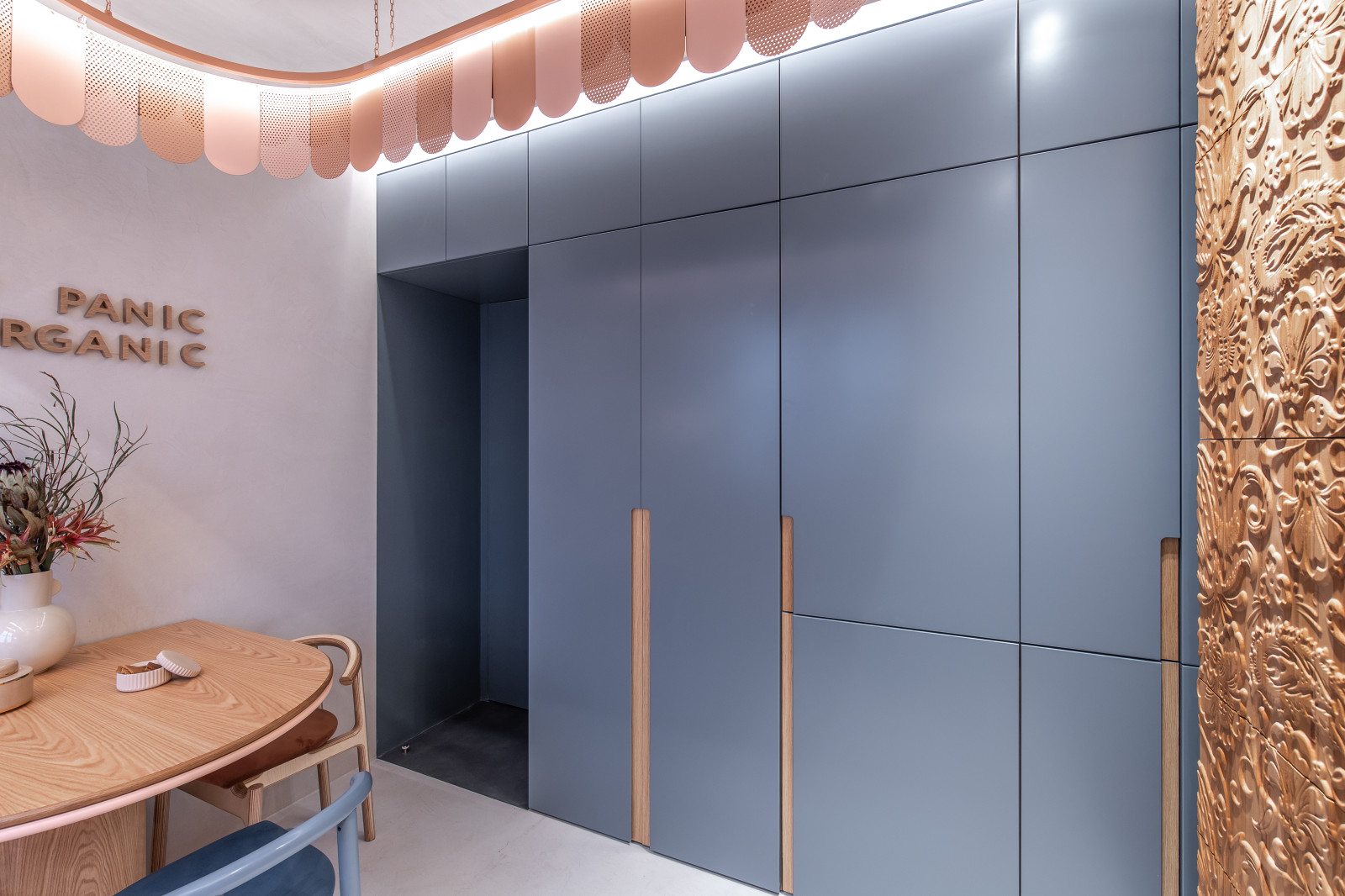 Тропическая кухня под цветком протеи