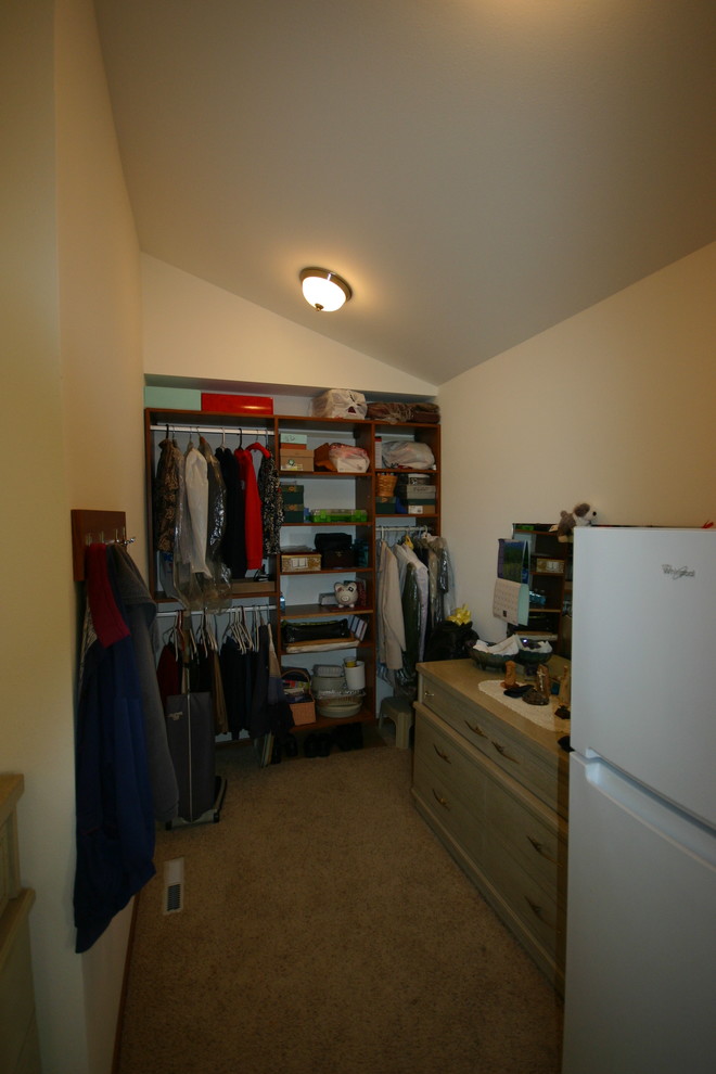 This is an example of a traditional storage and wardrobe in Milwaukee.