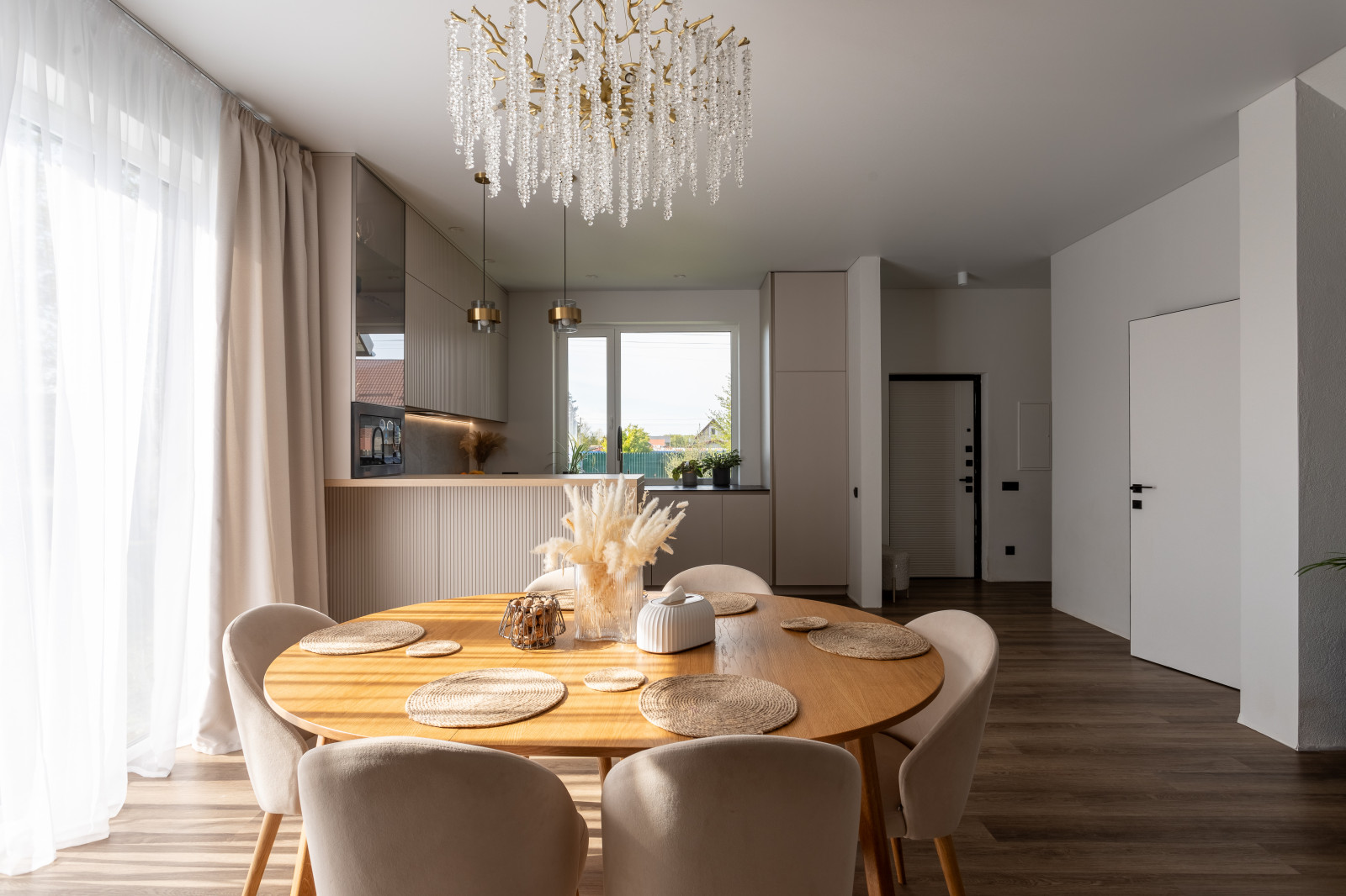 Современная кухня в частном доме