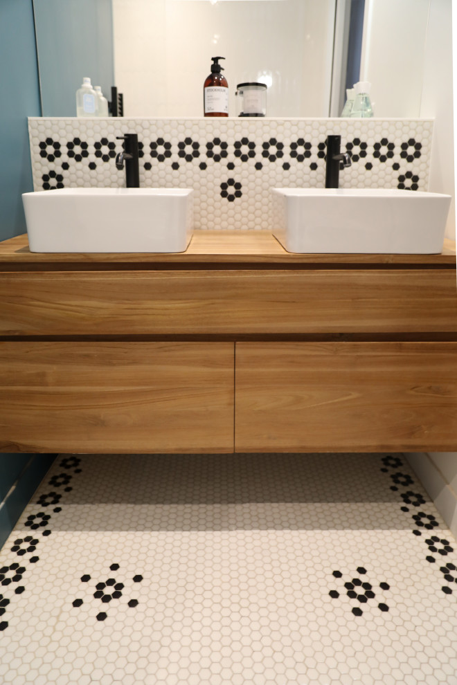 Idéer för små funkis badrum för barn, med en jacuzzi, vit kakel, mosaik, blå väggar, mosaikgolv, ett konsol handfat och träbänkskiva