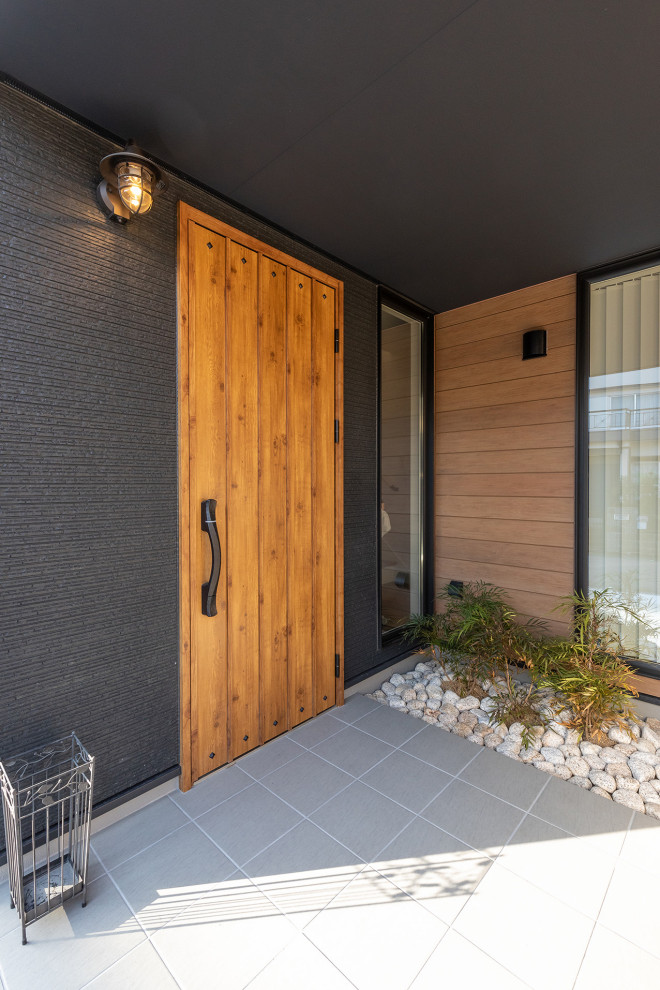 Esempio di un ingresso o corridoio con pareti bianche, una porta in legno bruno e pavimento beige