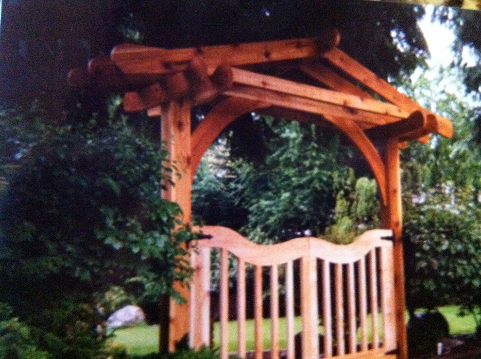 Example of a mountain style home design design in Seattle