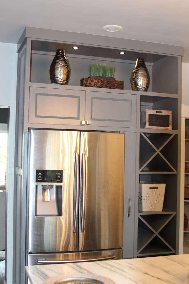 Transitional home design photo in Indianapolis
