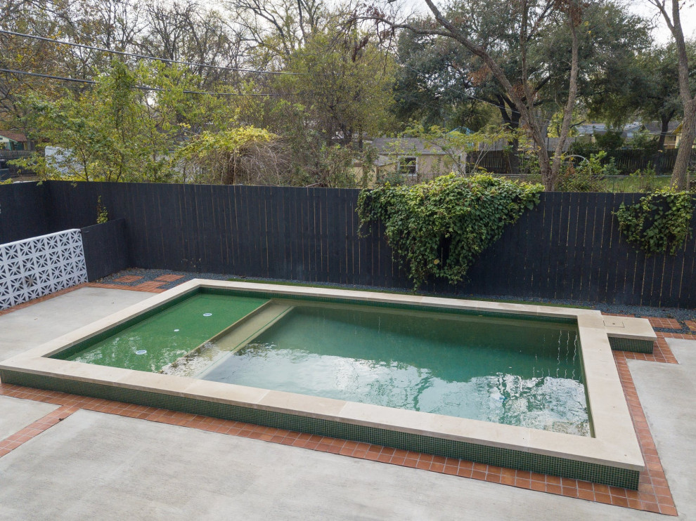 Свежая идея для дизайна: маленький бассейн на заднем дворе в стиле фьюжн для на участке и в саду - отличное фото интерьера