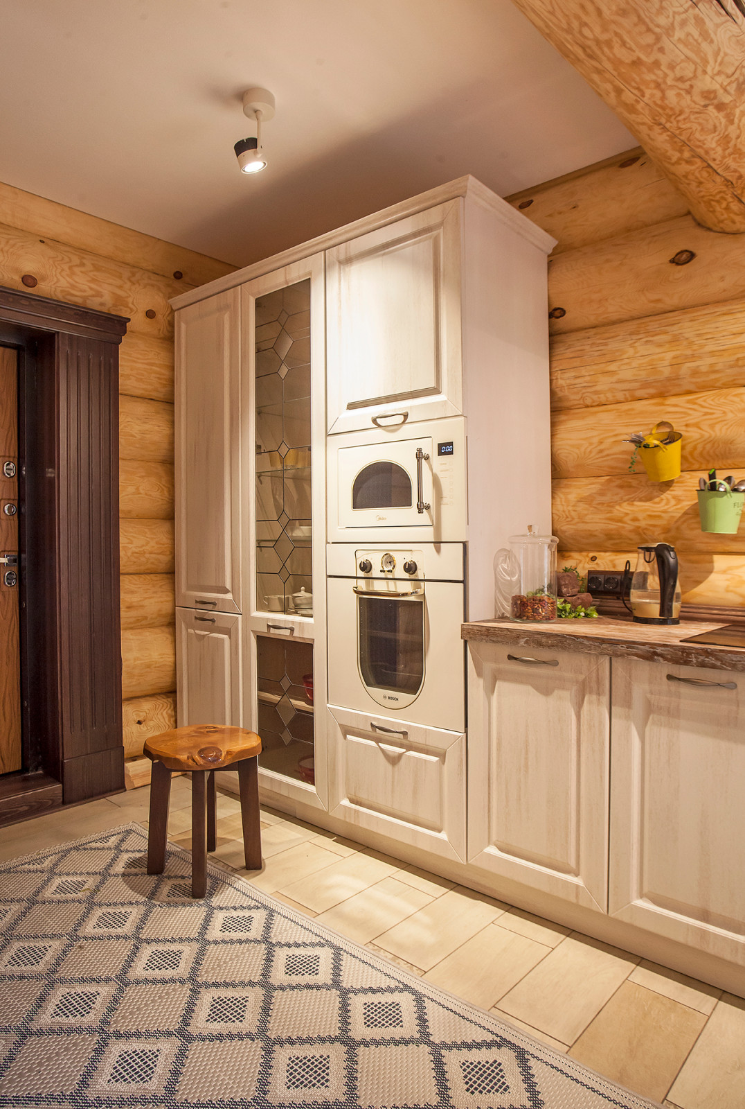 Кухня в доме из бревна